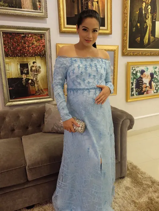 Rambut hitam dan panjang menjadi salah satu ciri khas ibu yang baru saja melahirkan anak keduanya. Titi Kamal, selain membiarkan rambutnya terurai, ia juga sering menguncirnya seperti ekor kuda. (Instagram/Titi_kamal)