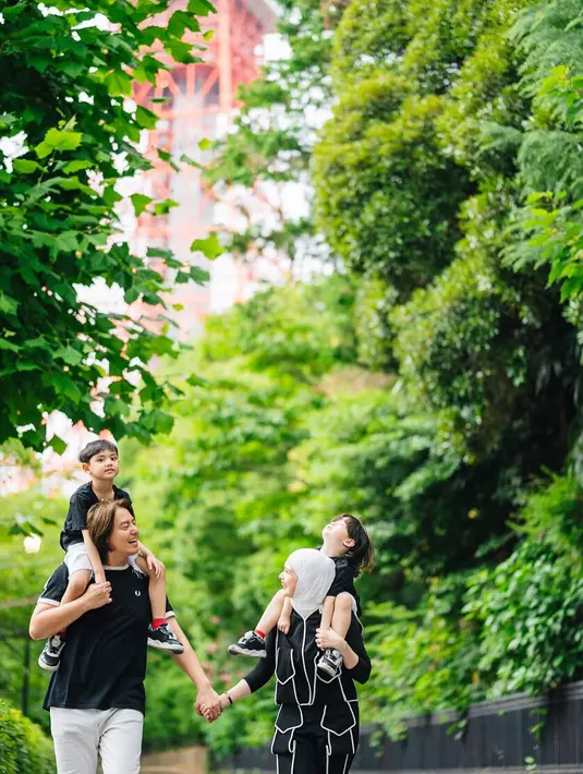 Liburan bisa jadi momen terbaik untuk menunjukkan gaya kompak keluarga, dan Roger serta Cut Meyriska membuktikan bahwa tampil serasi bukan berarti harus berlebihan. Kadang, cukup dengan warna senada dan senyum tulus sudah membuat gaya terlihat sempurna.