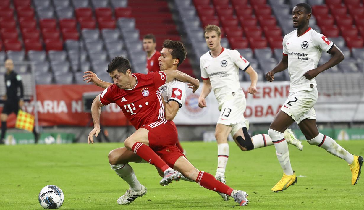 Striker Bayern Munchen, Robert Lewandowski, berebut bola dengan pemain Eintracht Frankfurt, David Abraham, pada laga Piala Jerman di Allianz Arena, Rabu (10/6/2020). Bayern Munchen menang 2-1 atas Eintracht Frankfurt. (AP/Kai Pfaffenbach)