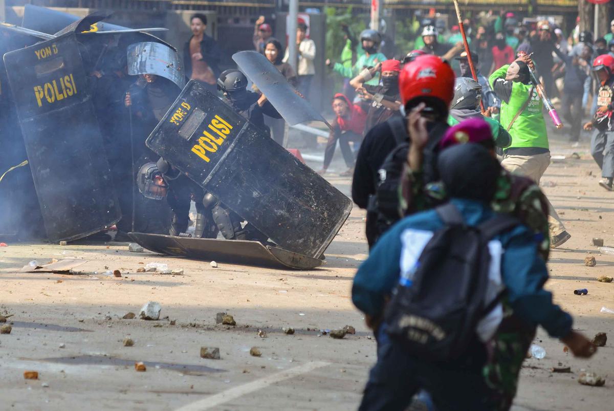 FOTO: Demo Ricuh di Kwitang Usai Kematian Driver Ojol Tertabrak Rantis Brimob