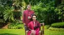 Sri Mulyani dan sang suami, Tonny Sumartono kompak mengenakan busana adat Sunda nuansa merah marun yang elegan. [@smindrawati].