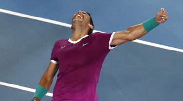 Rafael Nadal dari Spanyol melakukan selebrasi usai mengalahkan Matteo Berrettini dari Italia pada pertandingan semifinal kejuaraan tenis Australia Terbuka di Melbourne, Australia, Jumat (28/1/2022). Rafael Nadal menang atas Matteo Berrettini dengan skor 6-3, 6-2, 3-6, 6-3. (AP Photo/Tertius Pickard)