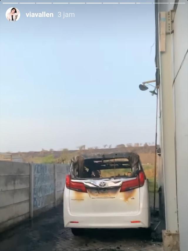 Kondisi mobil Via Vallen. (Foto: Instagram @viavallen)