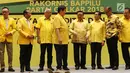 Ketua Umum DPP Partai Golkar, Airlangga Hartarto (tengah) bersama pimpinan DPP usai membuka Rakornis Bappilu Partai Golkar 2018 di Jakarta, Sabtu (20/10). Rakornis akan membahas persiapan kampanye pada Pemilu 2019. (Liputan6.com/Helmi Fithriansyah)