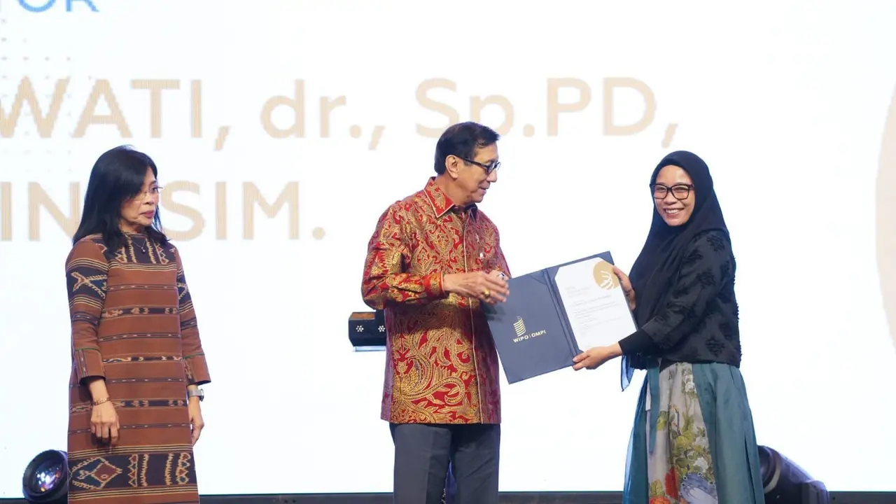 Kementerian Hukum dan HAM memberikan WIPO National Award for Inventor yang dianugerahkan kepada Dr. Purwati (Istimewa)
