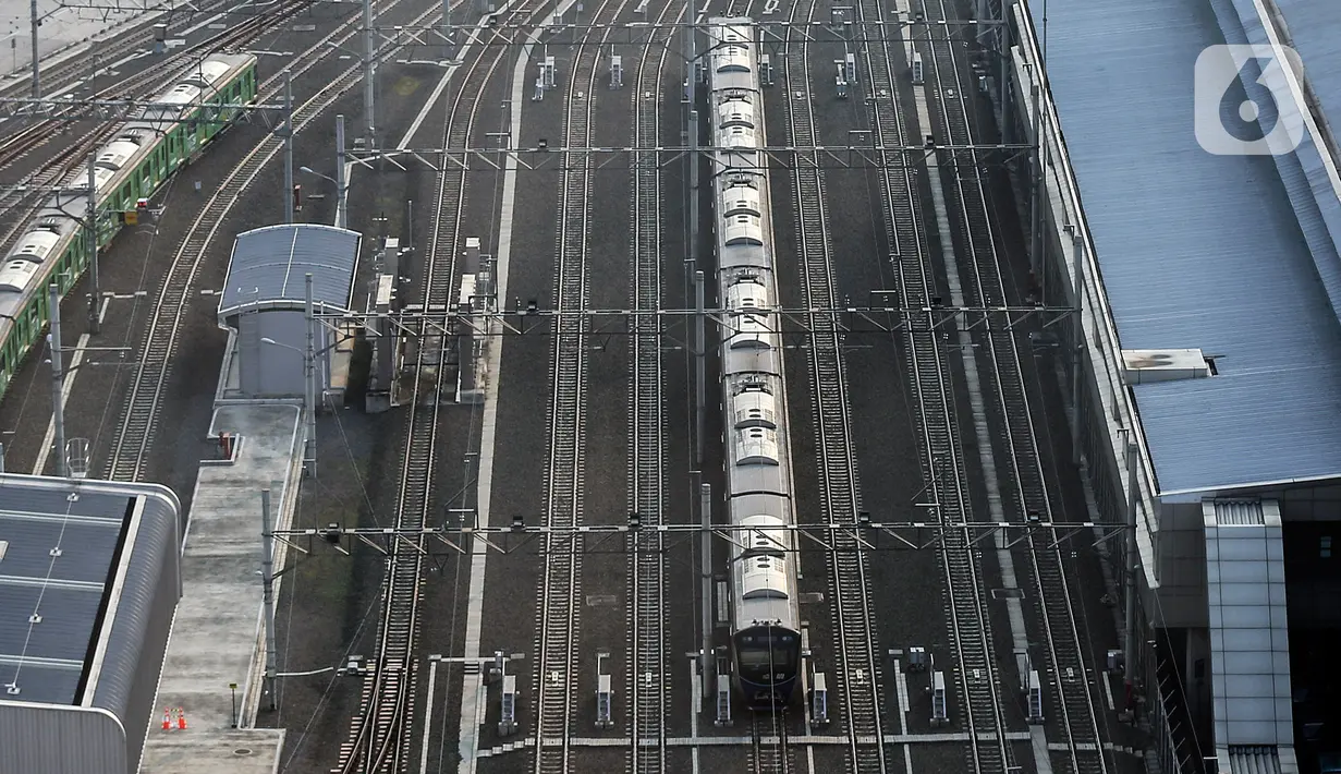 Rangkaian kereta Mass Rapid Transit (MRT) terparkir di Depo MRT Lebak Bulus, Jakarta, Senin, (12/7/2021). PT MRT Jakarta (Perseroda) mewajibkan penumpang membawa dokumen perjalanan, termasuk Surat Tanda Registrasi Pekerja (STRP) untuk mendukung penerapan PPKM Darurat. (Liputan6.com/Johan Tallo)