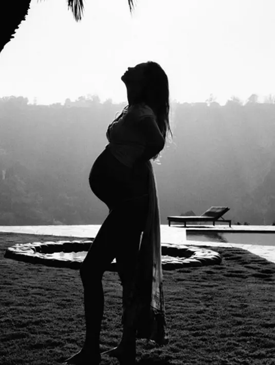 Menikmati kehamilan, dengan bangga Behati mengunggah foto dengan perut besarnya di akun instagram. Minggu lalu sebelum melahirkan, Behati mengunggah siluet foto seksinya di tepi pantai dengan tulisan di bawahnya sebuah emotikon. (Instagram/behatiprinsloo)