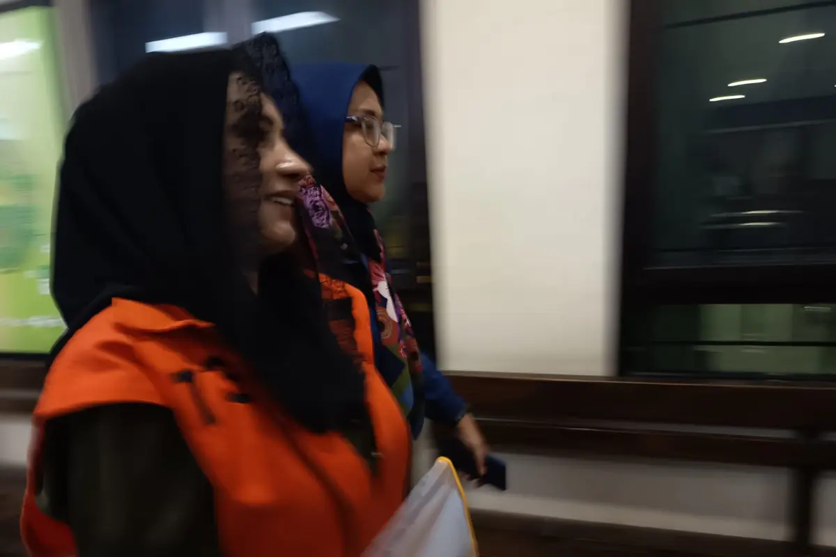 Mantan Bupati Pekalongan Fadia Arafiq menjalani persidangan perdana