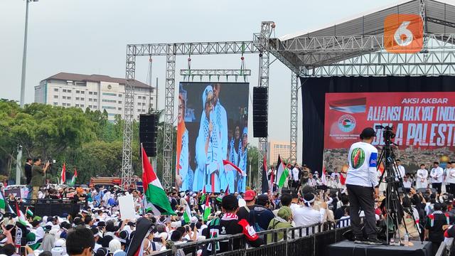 Menteri Luar Negeri (Menlu) Indonesia, Retno L.P Marsudi menghadiri aksi bela Palestina di Monas, Minggu (5/1/2023). (Liputan6.com/Therresia Maria Magdalena Morais)