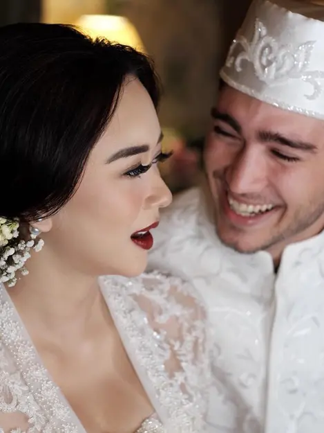 Alasan Aura Kasih Dan Eryck Amaral Menikah Di Bangkok News Entertainment Fimela Com