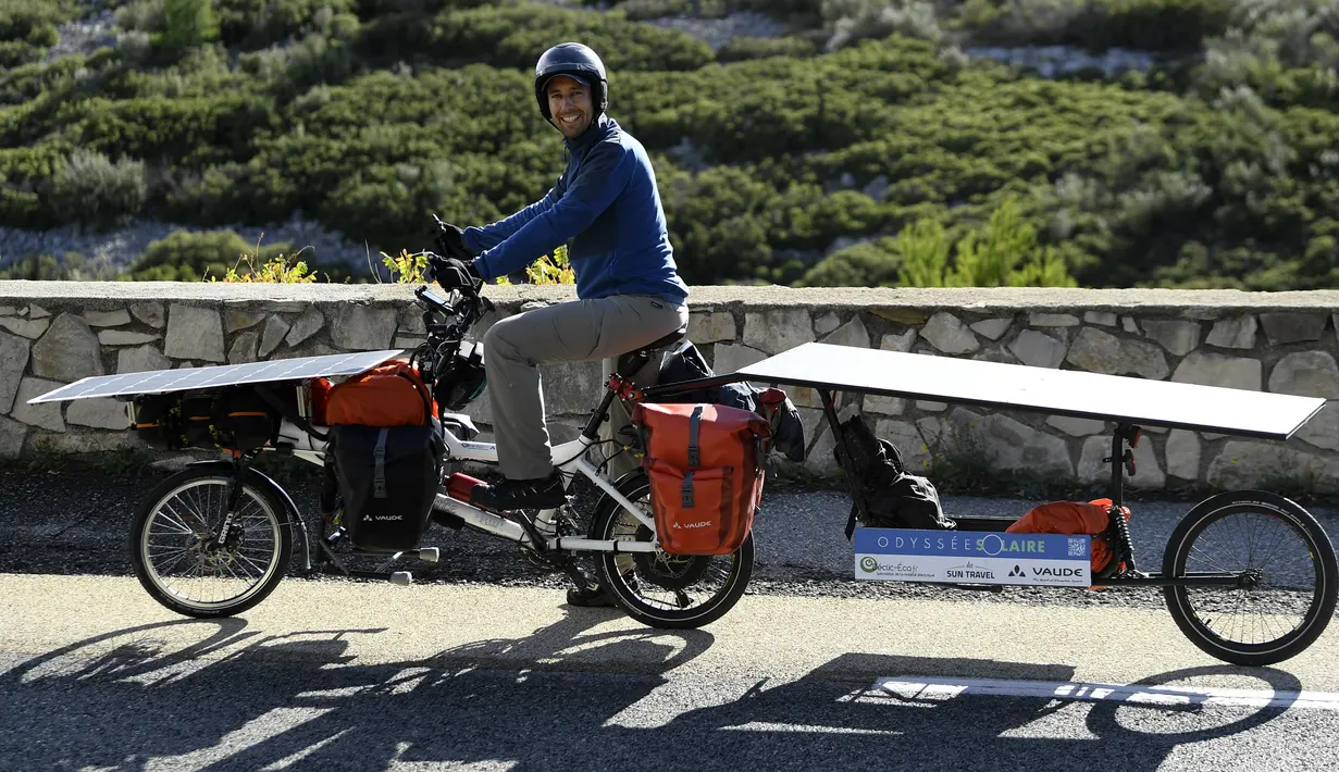 Jerome Zindy mengendarai sepeda listriknya yang bertenaga panel surya di jalan dekat Cassis, Prancis selatan, pada 23 Oktober 2020. Zindy memulai 'Tour de France' pada 25 Oktober untuk mempromosikan pariwisata dengan berkeliling menggunakan sepeda listrik tenaga matahari. (Photo by NICOLAS TUCAT / A