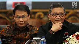 Sekjen PDI Perjuangan, Hasto Kristiyanto bersama Wasekjen PDIP, Ahmad Basarah memberikan keterangan pers saat Diskusi dan Rencana Deklarasi Keterbukaan Informasi Publik Partai Politik di kantor DPP PDIP Jakarta, Rabu(28/3). (Liputan6.com/Johan Tallo)