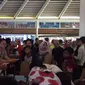 Sore harinya, penumpang mendapat kabar bila keberangkatan tujuan Malang harus dialihkan ke Bandara Juanda Surabaya. (Liputan6.com/Pramita Tristiawati)