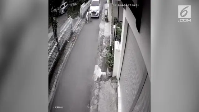 Detik-detik bocah bersepeda tertabrak dan terseret mobil terekam kamera CCTV.