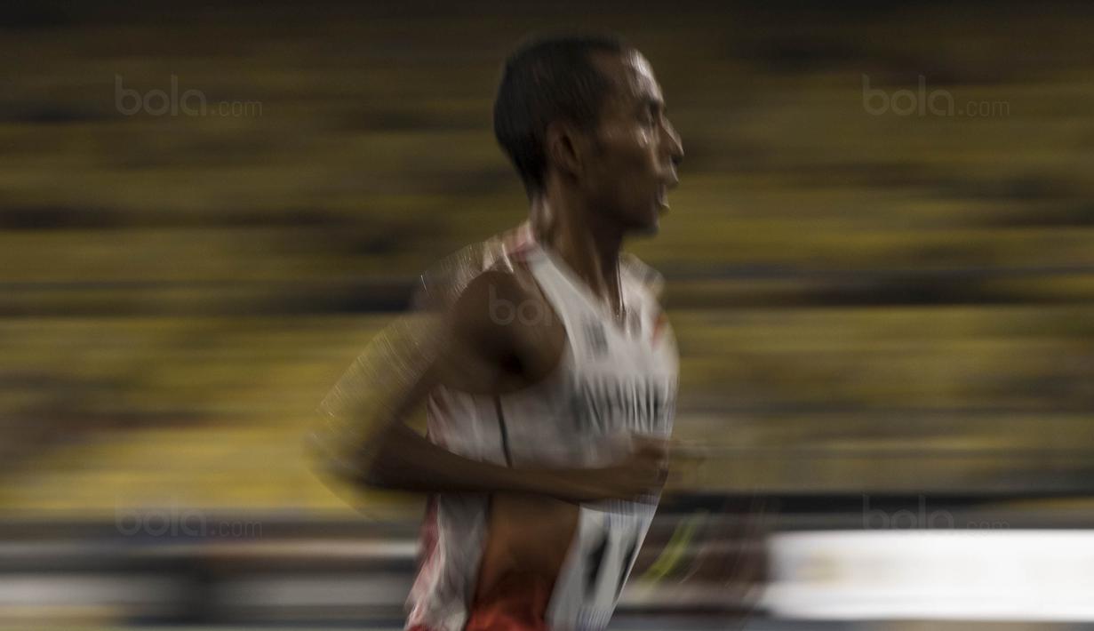 Pelari Indonesia, Agus Prayogo, meraih medali emas SEA Games cabang atletik nomor 10.000 meter di Stadion Bukit Jalil, Kuala Lumpur, Jumat (25/8/2017). Agus menorehkan waktu 30 menit 22,26 detik. (Bola.com/Vitalis Yogi Trisna)