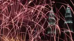 Kembang api menghiasi langit di dekat Menara Kembar Petronas Malaysia saat malam pergantian tahun di Kuala Lumpur, Malaysia. (01/1/2018). Menara Kembar Petronas menjadi salah satu spot para wisatawan menikmati malam tahun baru. (AFP Photo / Mohd Rasfan)