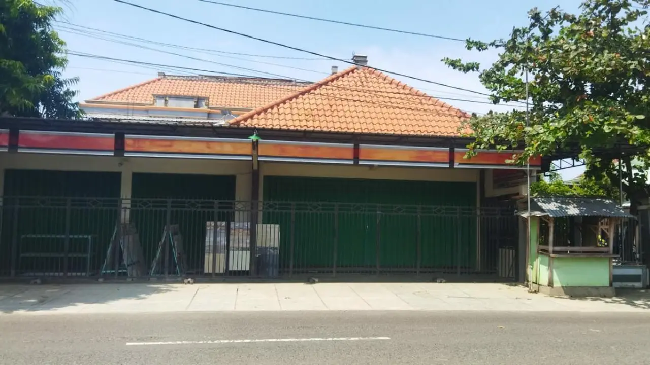 Kondisi rumah korban di Tuban terkunci rapat setelah disatroni komplotan perampok. (Adirin/Liputan6.com)