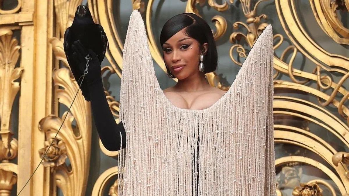 6 Potret Cardi B Tampil Dramatis di Schiaparelli FW25/26 Haute Couture Show, Kenakan Gaun Fringe dan Bawa Burung Hidup