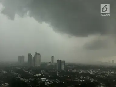 Awan mendung menggelayut di langit Jakarta, Kamis (1/2). Badan Meteorologi, Klimatologi, dan Geofisika (BMKG) memprediksi potensi curah hujan dari sedang hingga tinggi akan terjadi hingga 1 minggu ke depan. (Liputan6.com/Immanuel Antonius)