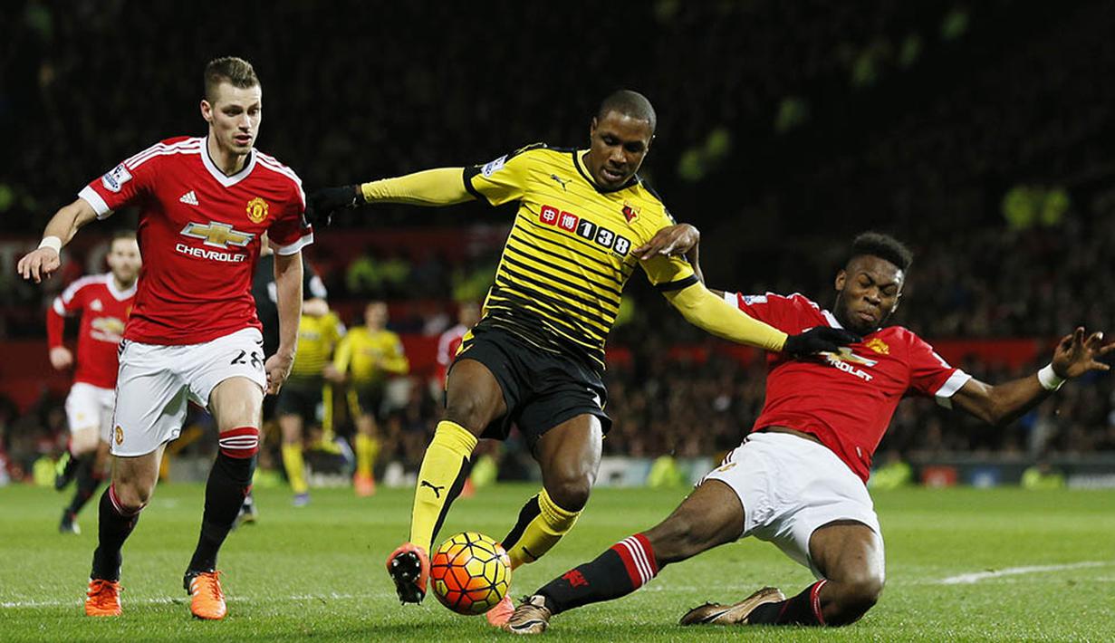 Penyerang Watford, Odion Ighalo, berusaha melewati bek Manchester United, Timothy Fosu-Mensah. Kemenangan ini membuat MU naik ke posisi 5 klasemen Liga Inggris. (Reuters/Jason Cairnduff)