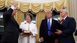 Rex Tillerson diambil sumpah jabatan sebagai Menlu AS oleh Wapres Mike Pence disaksikan Presiden Donald Trump di Gedung Putih, Washington, Rabu (1/2). Mantan CEO ExxonMobil itu mendapat suara dukungan 56 berbanding 43. (AP Photo/Carolyn Kaster)