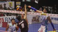 Palembang Bank Sumsel Babel (kanan) menang 3-0 (25-23, 25-19, 25-16) atas Jakarta Pertamina Energi di laga kedua babak final four putaran kedua di GOR Sritex Arena, Solo, Sabtu (7/4/2018). (Bola.com/Ronald Seger Prabowo)