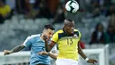 Gelandang timnas Uruguay, Matias Vecino berebut bola dengan pemain timnas Ekuador, Enner Valencia dalam laga pertama Grup C Copa America 2019 di Stadion Mineirao, Brasil, Minggu (16/6/2019). Uruguay berhasil memetik kemenangan besar 4-0 atas Ekuador. (AP/ Victor R. Caivano)