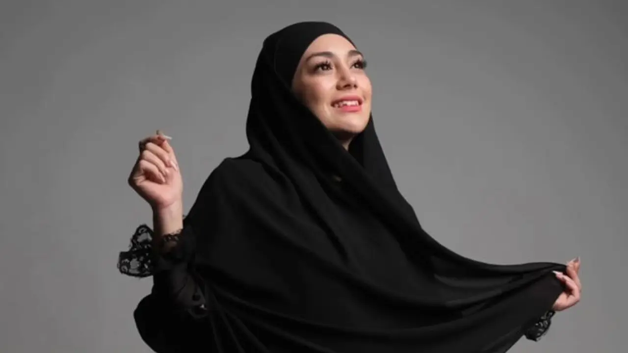 7 Potret Tampilan Celine Evangelista dalam Balutan Hijab Hitam di Pemotretan Terbaru, Tuai Pujian