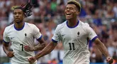 Gelandang Prancis #11 Desire Doue berselebrasi setelah mencetak gol kedua timnya ke gawang Selandia Baru matchday 3 Grup A sepak bola Olimpiade Paris 2024 di stadion Orange Velodrome, Rabu (31/7/2024). (Pascal GUYOT / AFP)