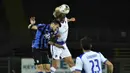 Gelandang Atalanta, Remo Freuler, berebut bola dengan gelandang Sampdoria, Morten Thorsby, pada laga lanjutan Serie A pekan ke-31 di Gewiss Stadium, Kamis (9/7/2020) dini hari WIB. Atalanta menang 2-0 atas Sampdoria. (Gianluca Checchi/LaPresse via AP)