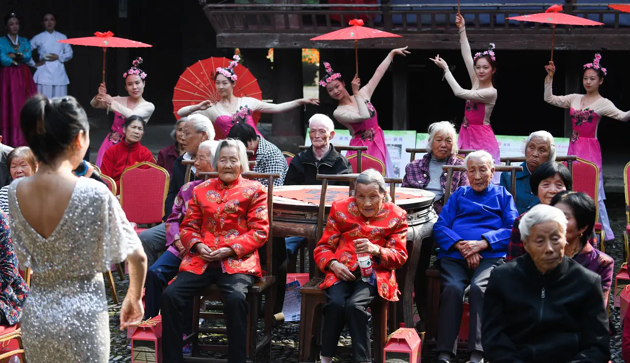 Para warga lansia menyaksikan pertunjukan di kota kuno Longmen di Fuyang, Hangzhou, Provinsi Zhejiang, China, 20 Oktober 2020. Sebuah acara untuk menyambut Festival Sembilan Kembar yang akan dating, juga dikenal sebagai Festival Chongyang diadakan di kota kuno itu pada Selasa (20/10). (Xinhua/Xu Yu