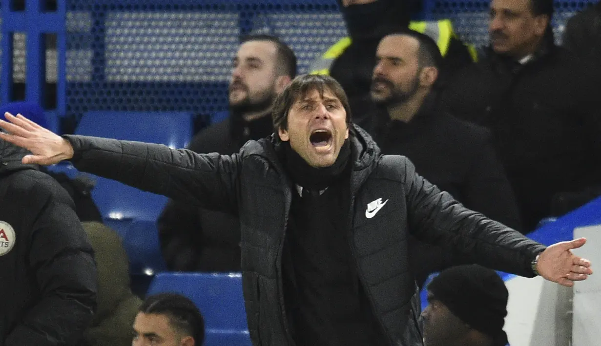 Ekspresi pelatih Chelsea, Antonio Conte saat memimpin timnya melawan West Bromwich pada lanjutan Premier League di Stamford Bridge stadium, London, (12/2/2018). Chelsea menang 3-0. (AFP/Glyn Kirk)