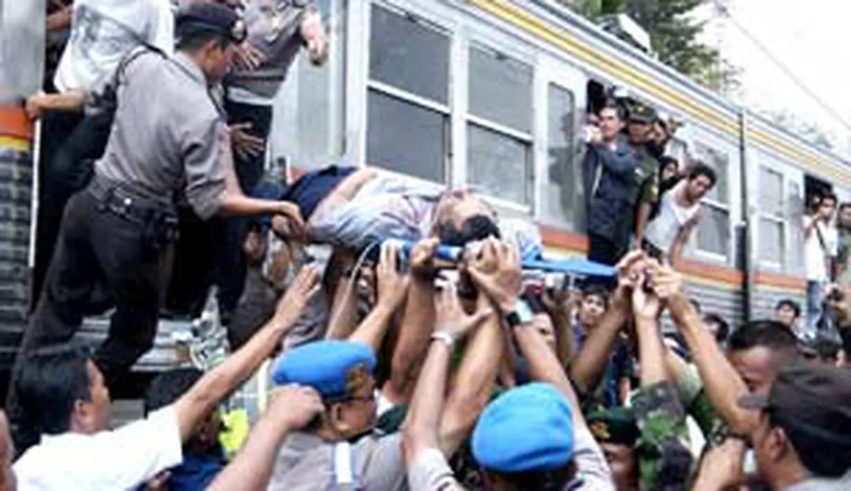 Evakuasi korban tabrakan KRL ekonomi dengan KRL Pakuan Ekspres di Kebonpedes, Bogor, Jabar. Kecelakaan ini mengakibat masinis KA Pakuan Ekspres tewas dan puluhan penumpang luka-luka.(Antara)