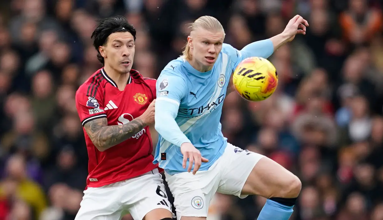Pertandingan berjalan imbang 0-0 hingga babak pertama berakhir. Kedua tim tak mampu mencetak gol ke masing-masing gawang lawan. (AP Photo/Dave Thompson)