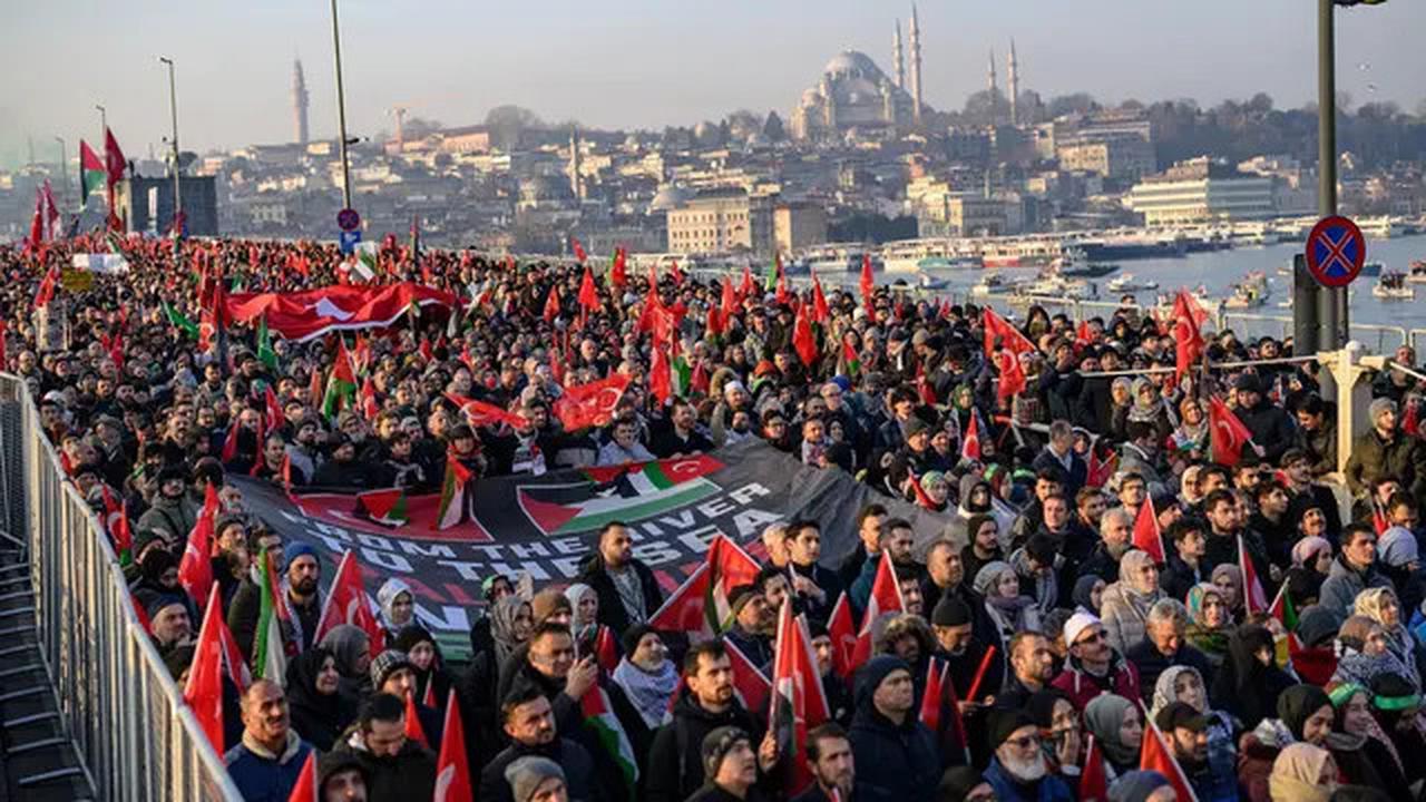 Hari Pertama 2025, Masyarakat Turki Gelar Unjuk Rasa Desak Penghentian Genosida di Gaza