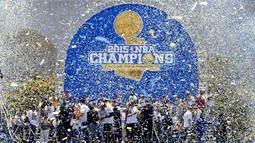 2. Golden State Warriors berhasil meraih gelar juara NBA setelah penantian selama 40 tahun. Pada partai final Stephen Curry dkk berhasil mengalahkan Cleveland Cavaliers. (Reuters/Kelley L. Cox) 
