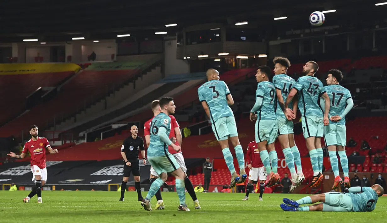 Tembok pertahanan Liverpool memblokir tendangan bebas pemain Manchester United Bruno Fernandes pada pertandingan Liga Inggris di Stadion Old Trafford, Manchester, Inggris, Kamis (13/5/2021). Liverpool melumat Manchester United 4-2. (Michael Regan/Pool via AP)