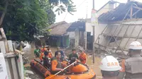 Tim gabungan tengah melakukan patroli di wilayah terdampak banjir di Dayeuhkolot, Kabupaten Bandung, Jumat, 12 Januari 2024. (Dikdik Ripaldi/Liputan6.com)