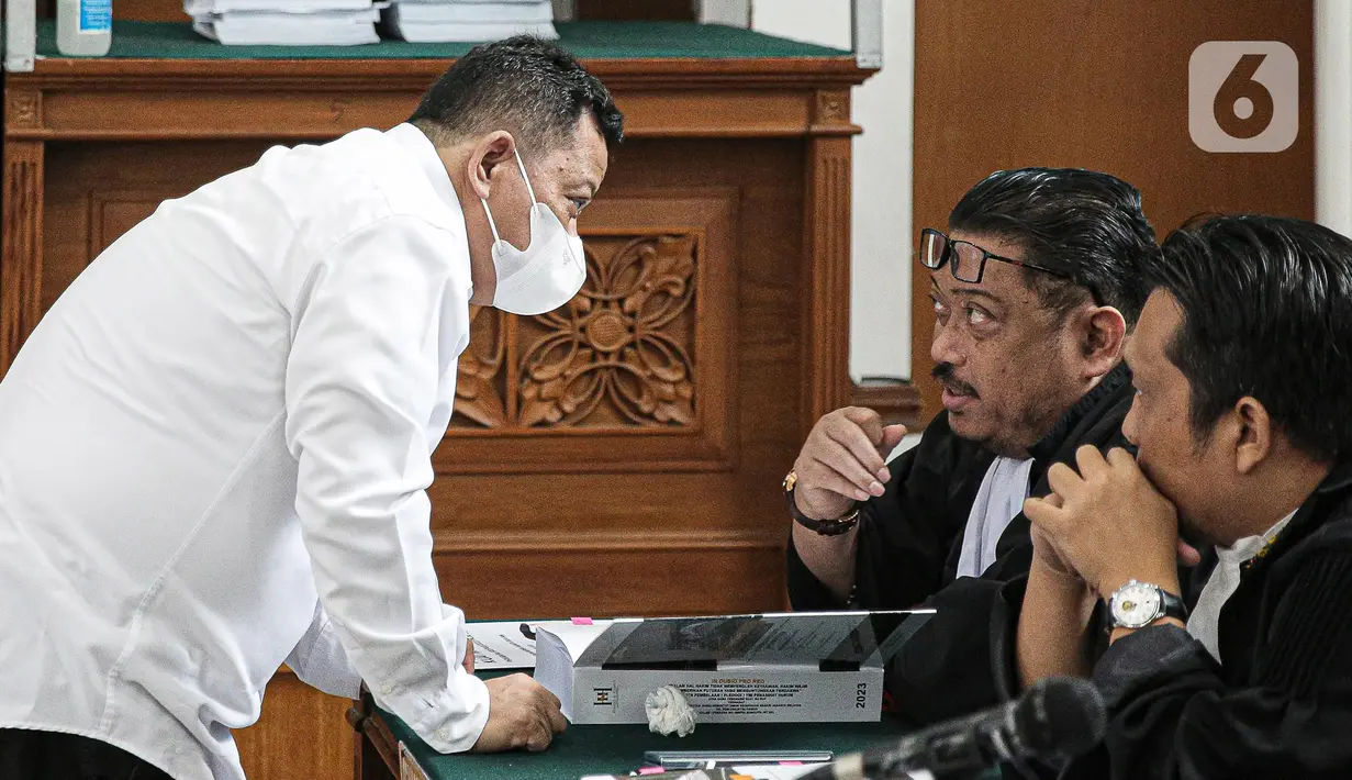 Kuat Maruf berbincang dengan kuasa hukum saat mengikuti sidang lanjutan kasus pembunuhan berencana Brigadir Nofriansyah Yosua Hutabarat atau Brigadir J di Pengadilan Negeri Jakarta Selatan, Jakarta, Selasa (24/1/2023). Kuat mengaku bahwa Brigadir J merupakan sosok yang ia kenal baik. Bahkan, Yosua pernah membantu membayar iuran sekolah anaknya saat tidak bekerja dengan Ferdy Sambo. (Liputan6.com/Faizal Fanani)