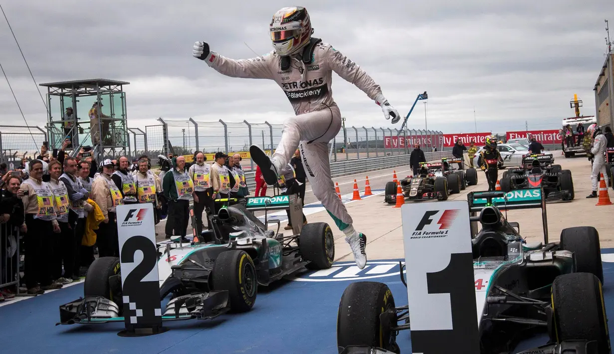 Ekspresi kegembiraan Lewis Hamilton setelah keluar dari mobilnya setelah berlomba dalam F1 GP AS di Sirkuit The Americas, Austin, AS, Senin (26/10/2015) dini hari WIB. (Reuters/Adrees Latif)