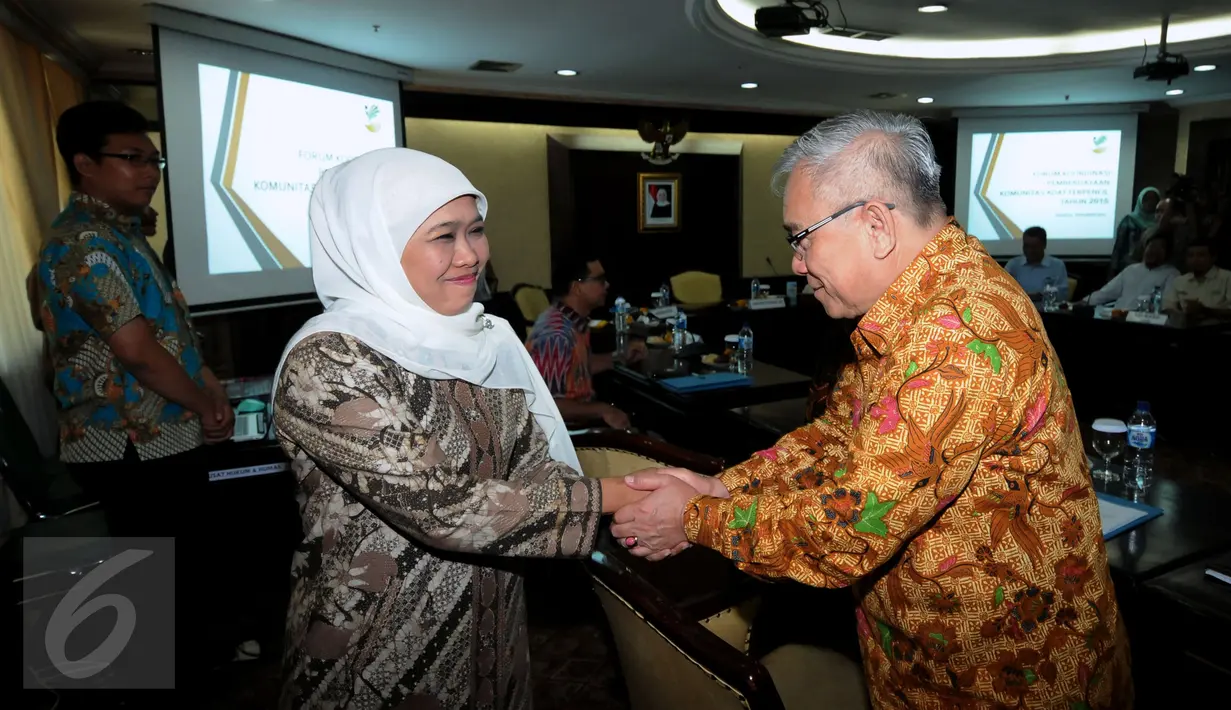 Mensos Khofifah Indar Parawansa (kiri) menyalami salah satu perwakilan diskusi pada Forum Koordinasi Pemberdayaan Komunitas Adat Terpencil di Jakarta, Rabu (4/11/2015). Forum membahas permasalahan dan solusi terkait KAT. (Liputan6.com/Helmi Fithriansyah)