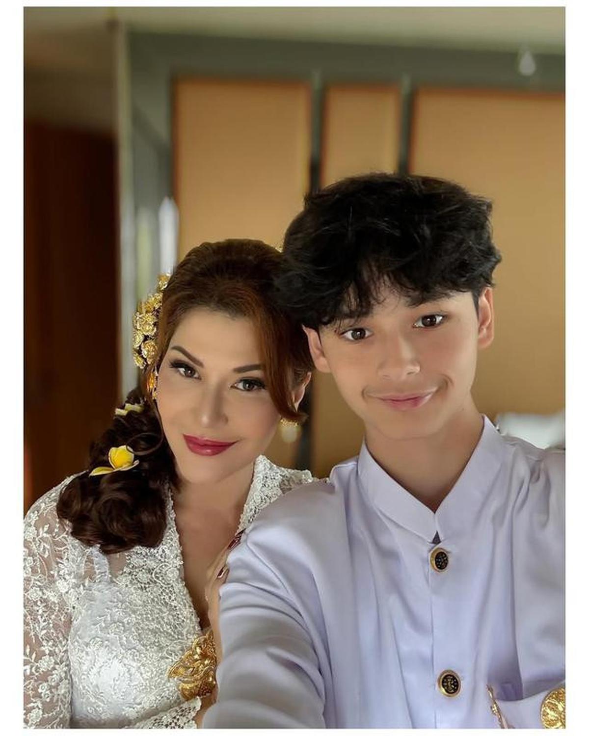 6 Potret Keluarga Tamara Bleszynski di Pertunangan Teuku Rassya, Ibunda Tampil Awet Muda