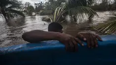 Seorang pria menarik kano di daerah banjir yang disebabkan oleh Sungai Wawa Boom setelah melintas Badai Iota di Bilwi, Puerto Cabezas, Nikaragua (18/11/2020). Badai Iota telah menewaskan sedikitnya sembilan orang saat menghancurkan rumah, menumbangkan pohon dan menggenangi air. (AFP/Inti Ocon)