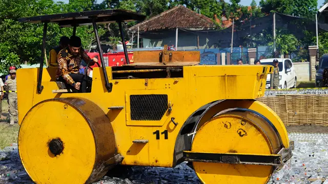 Sebanyak 10.397 botol minuman mengandung etil alkohol (MMEA) ilegal dimusnahkan oleh Bea Cukai Probolinggo bersama Pemerintah Kabupaten Probolinggo di Balai Desa Krejengan. (Istimewa)