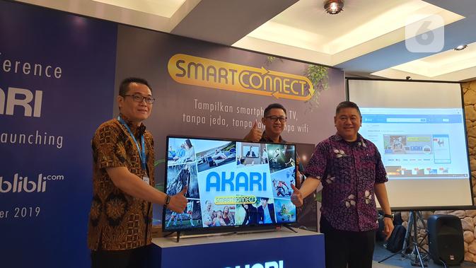 CEO Akari Indonesia, Kenny Kwe (kiri), meluncurkan smart TV Akari SmartConnect yang mampu terhubung dengan mudah ke smartphone, Jumat (2/11/2019). (Liputan6.com/ Agustin Setyo W).