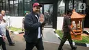 Menteri Pemuda dan Olahraga Dito Ariotedjo tersenyum saat tiba di Gedung Kejagung RI, Jakarta, Senin (3/7/2023). (Liputan6.com/Faizal Fanani)
