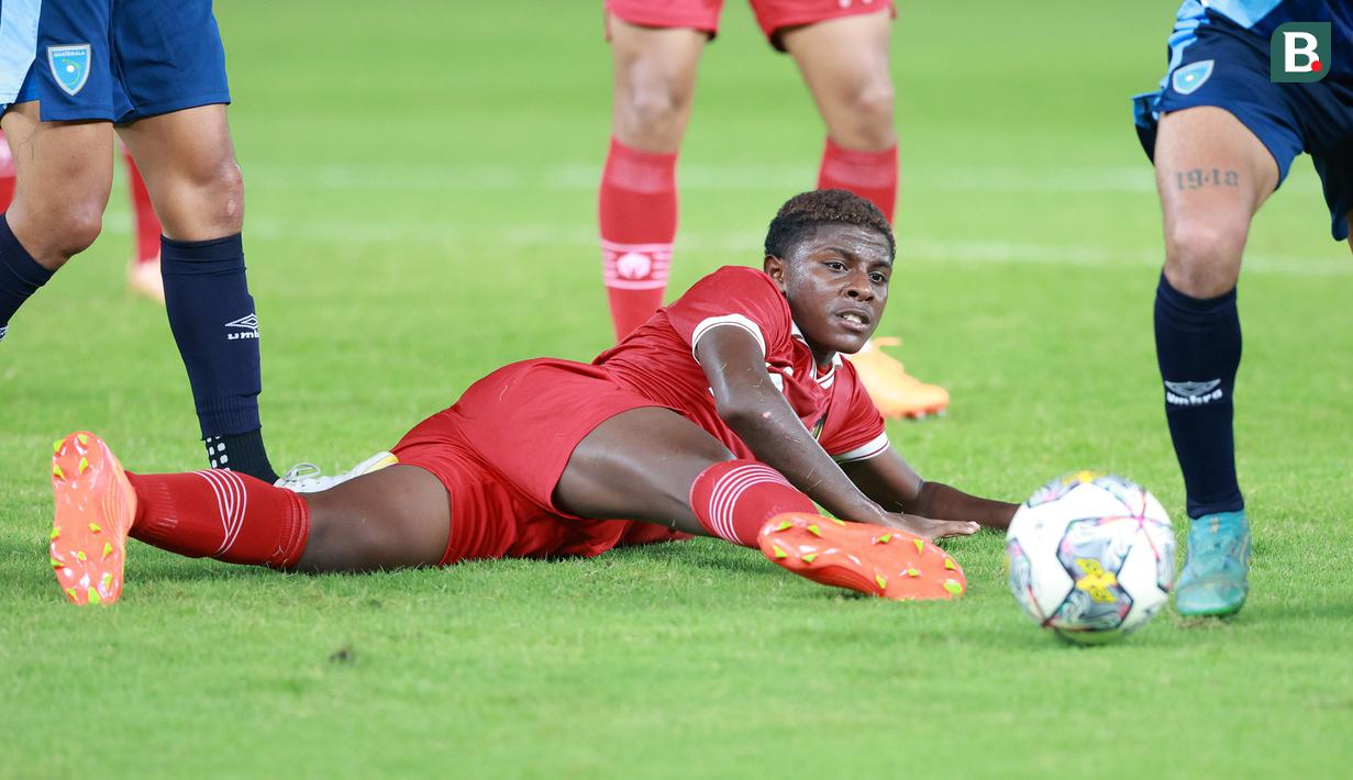 <p>Pemain Timnas Indonesia U-20, Hugo Samir tergeletak saat melawan Timnas Guatemala U-20 pada laga International Friendly Match U-20 di Stadion Utama Gelora Bung Karno (SUGBK), Jakarta, Selasa (21/02/2023). Timnas Indonesia U-20 kalah dengan skor 0-1. (Bola.com/M Iqbal Ichsan)</p>