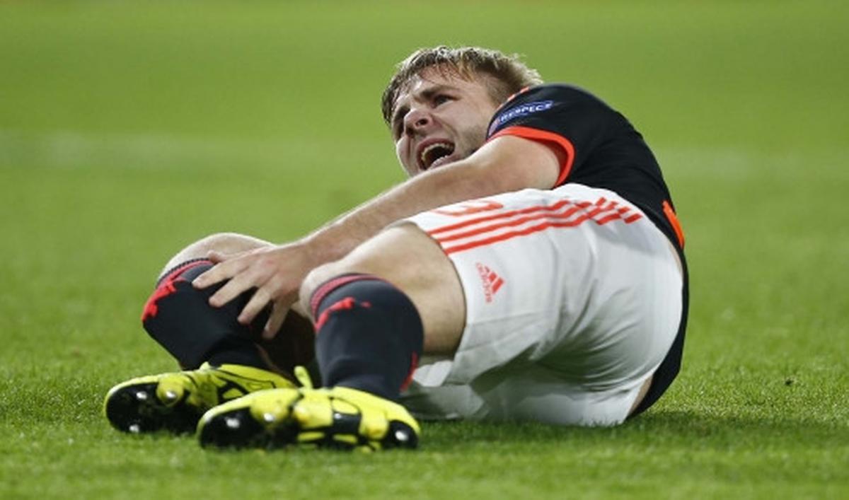 Ini insiden patah kaki Luke Shaw usai dijegal pemain PSV Eindhoven