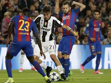 Pemain Juventus, Paulo Dybala (tengah) tampil cemerlang dengan dua golnya saat melawan Barcelona pada perempatfinal Liga Champions. Dybala patut diwaspadai lawannya AS Monaco pada laga semifinal Liga Champions nanti.  (AP/Emilio Morenatti)