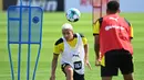 Pemain Borussia Dortmund, Thorgan Hazard, saat menjalani sesi latihan di Dortmund Bracker Training Ground, Dortmund, Selasa (4/8/2020). Skuat Borussia Dortmund mulai jalani sesi latihan pramusim kompetisi Bundesliga 2020/2021. (AFP/Ina Fassbender)